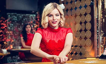 Một bàn tay đang giữ điện thoại di động hiển thị các loại cược thể thao khác nhau, bên cạnh là sổ ghi chép và bút, thể hiện việc nghiên cứu và phân tích.